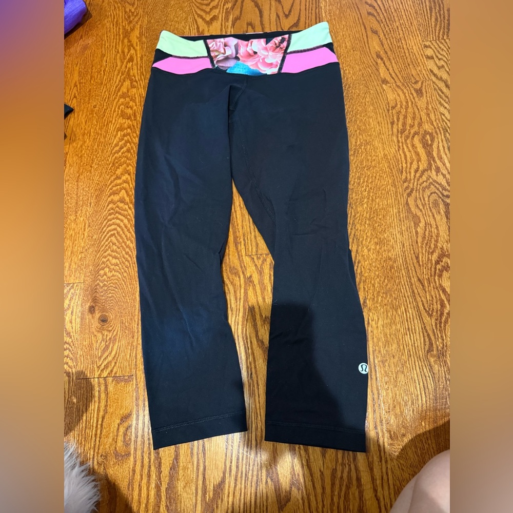 lululemon athletica women’s capri mid-rise waist with floral detail S 4